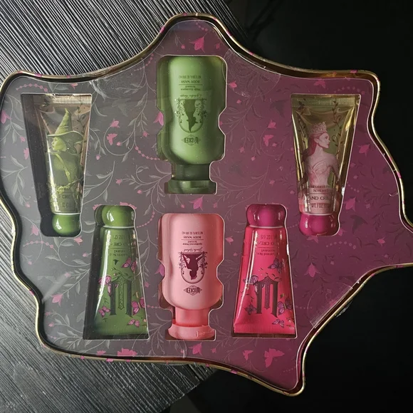 Wicked Gold and Pink Bath Set - Picture 4 of 11